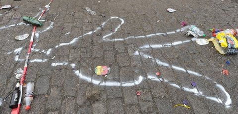 Kreide markiert in Duisburg die Lage der Leichen am Unglücksort. Bei einer Panik auf dem Gelände der Loveparade sind am Samstag 19 Menschen ums Leben gekommen, 342 Menschen wurden verletzt. (FOTO: DPA)