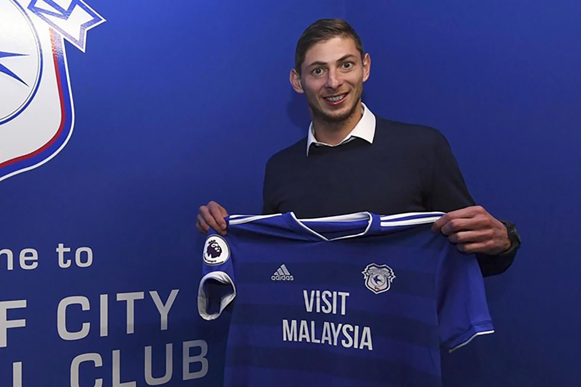Emiliano Sala mit dem Trikot von Cardiff City