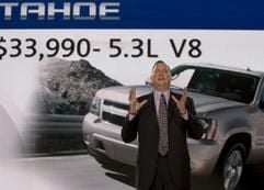 bigger is better: Chevrolet-Vorstand Ed Peper präsentiert auf der Messe in Detroit das Modell «Tahoe» - der so genannte «SUV», was für «Sports Utility Vehicle» wird von einem V8-Motor mit 5,3 Liter Hubraaum angetrieben. (Foto: dpa)