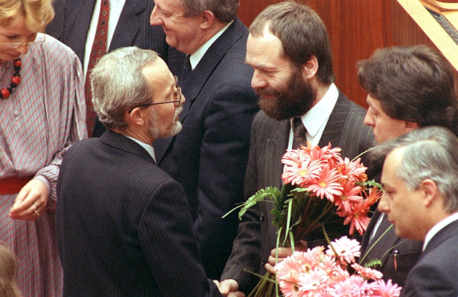 Das Archivbild vom 12.04.1990 zeigt Lothar de Maiziere (l, CDU), der nach seiner Wahl zum Ministerpräsidenten der DDR in der Volkskammer in Ostberlin die Glückwünsche von Außenminister Markus Meckel (r, SPD) entgegen nimmt.
