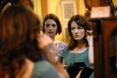 Kym (Anne Hathaway, links) und Rachel (Rosemarie Dewitt) sind im Film «Rachels Hochzeit» mit Hochzeitsvorbereitungen befasst. (FOTO: DPA)