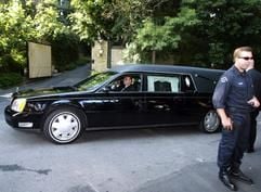 Ein Fahrzeug mit dem Sarg des früheren US-Präsidenten Ronald Reagan verlässt dessen Wohnsitz in Bel Air in Kalifornien. (Foto: dpa)