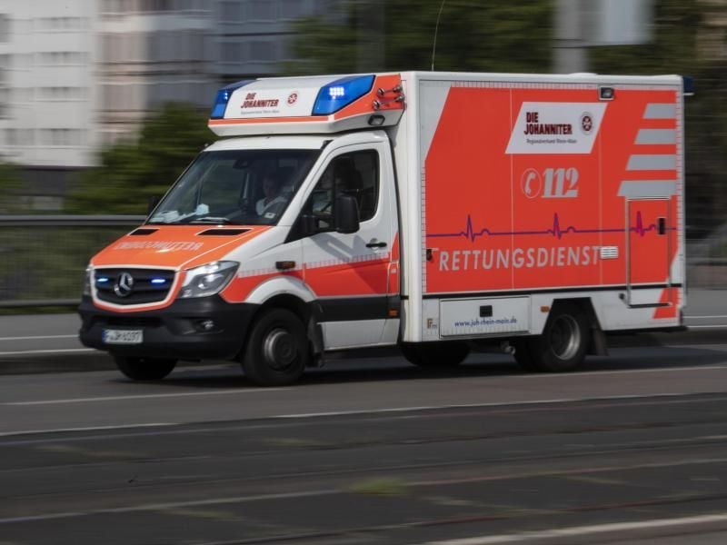 Mit eingeschaltetem Blaulicht fährt ein Rettungswagen eine Straße entlang. Foto: Boris Roessler/dpa/Archivbild