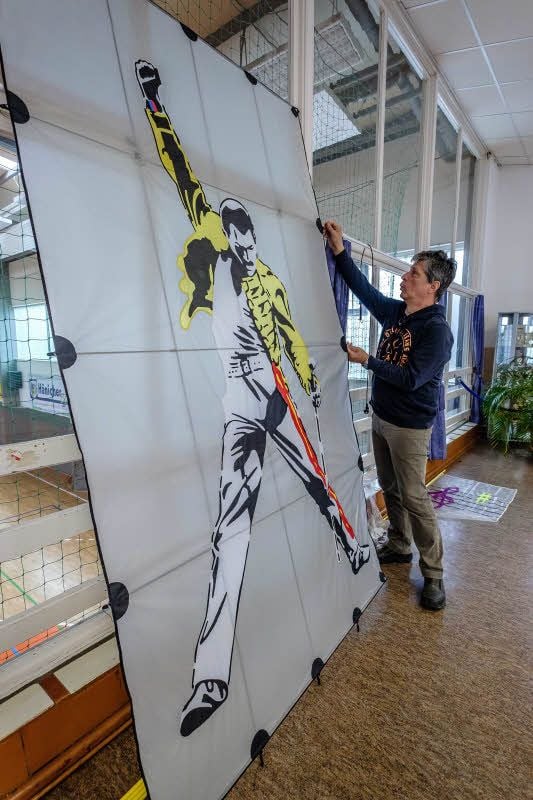 Uwe Klimke leitet die Abteilung Drachenflug beim SV Leibnizdruck Gräfenhainichen. Er ist Freddie-Mercury-Fan, wie man sieht.