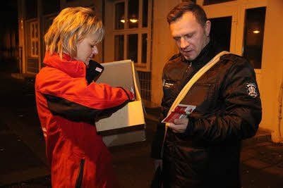Steffen Hennig, der jeden Morgen mit dem Zug nach Nordhausen zur Arbeit fährt, ist vom Mindestlohn nicht betroffen. Trotzdem nimmt er von Claudia Hartung vom DGB die Informationsbroschüre entgegen.