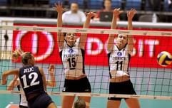 Angelina Grun (mitte) und Christiane Furst (re.) von der deutschen Nationalmannschaft beim Spiel gegen Kroatien am 21.09.2005. (Foto: dpa)