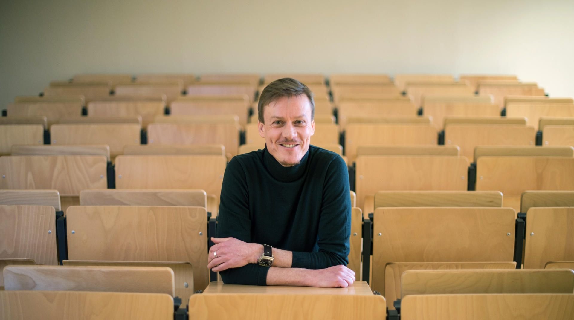 Jan Delhey, Professor für Soziologie und Glücksforscher an der Otto-von-Guericke-Universität, sitzt in einem Vorlesungssaal.