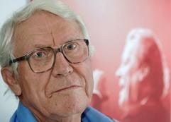 Josef Heinrich Darchinger steht am Montag (25.07.2005) in Bonn vor einem Plakat mit einem Willy-Brandt-Foto. Er hat die berühmtesten Polit-Fotos der Bonner Republik gemacht. In seiner Wohnung hängt kein einziges davon. Der gebürtige Bonner Darchinger wird am 6. August 80 Jahre alt. (Foto: dpa)