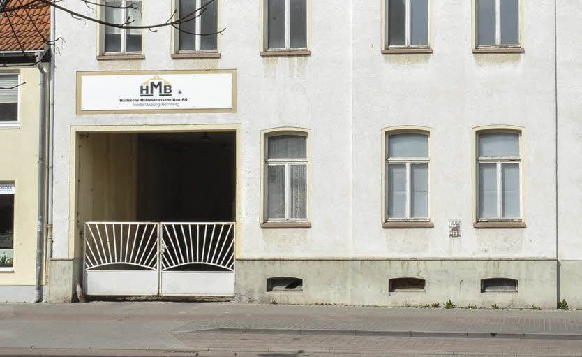Unscheinbar: Durch das Tor geht es auf das Gelände des einstigen BMK Chemie, wo ein Investor einen Vollsortimenter hinsetzen will.