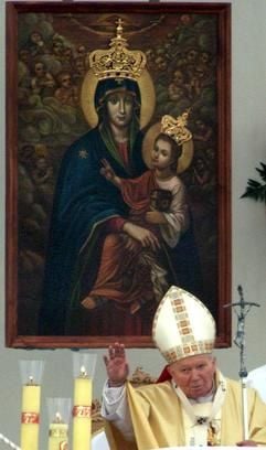 Papst Johannes Paul II. während einer Messe in Kiew vor einem Bild der Heiligen Maria mit dem Jesuskind. (Foto: dpa)