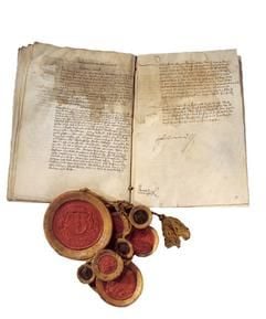 Mit dieser Urkunde wurde vor 450 Jahren, am 25. September 1555, in Augsburg der Religionsfriede zwischen Lutheranern und Katholiken besiegelt. Er regelt bis heute den Rechtsstatus der beiden Staatsreligionen. Am Mittwoch (11.06.2005) beginnen in Augsburg die Feierlichkeiten zum Jubiläum mit der Eröffnung einer Ausstellung, in der diese Urkunde gezeigt wird. (Foto: dpa)