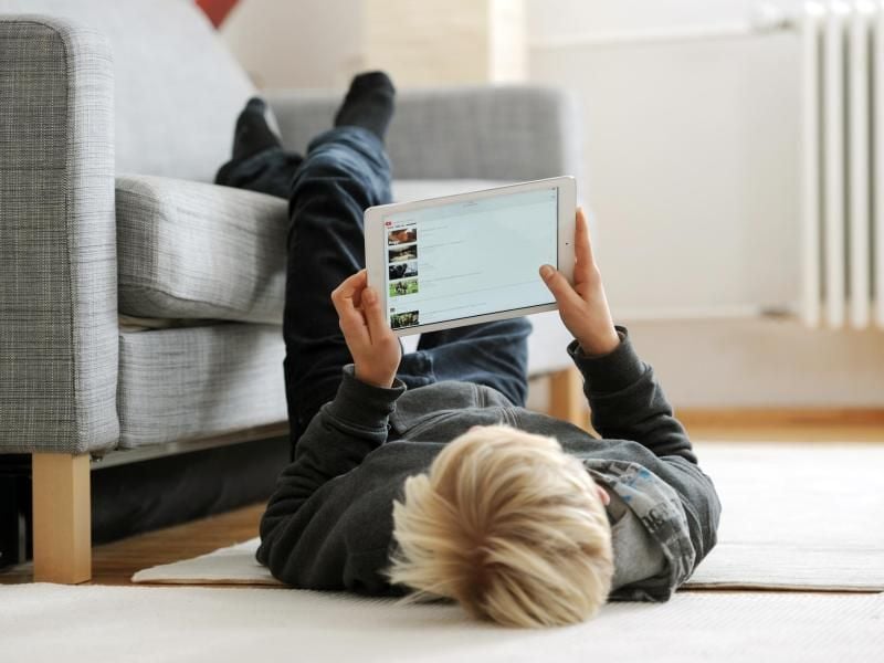 Wer zu Hause im Internet surft, verwendet dafür oft Tablet oder Laptop. Seltener fällt die Wahl auf den Desktop-Computer. Foto: Tobias Hase