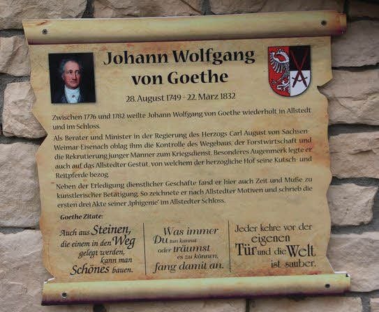 Hartmut Hron hat an seiner Grundstücksmauer außerdem eine Tafel angebracht, auf der man nachlesen kann, was Goethe mit Allstedt verbindet.