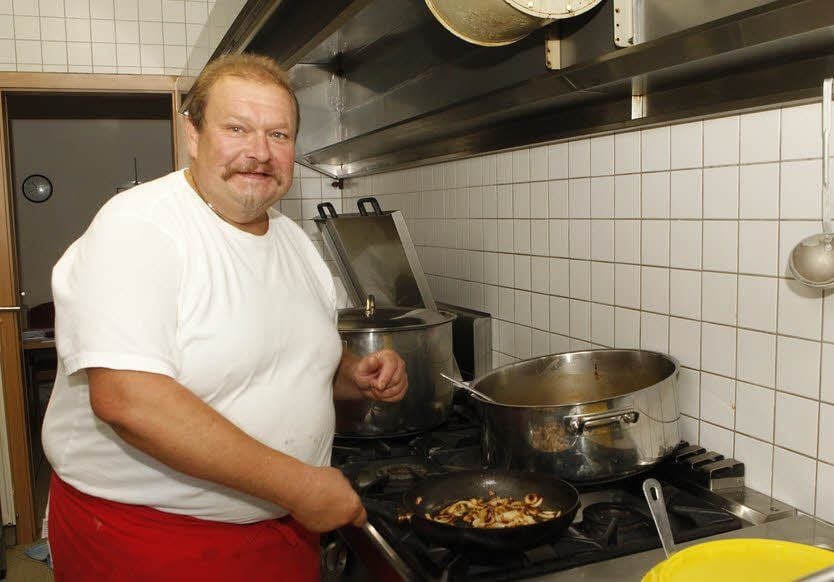 Die Espenhahn-Stiftung (r.) hat eine hauseigene Küche. Koch Renaldo Schwarz bereitet das Mittagessen zu (l.).