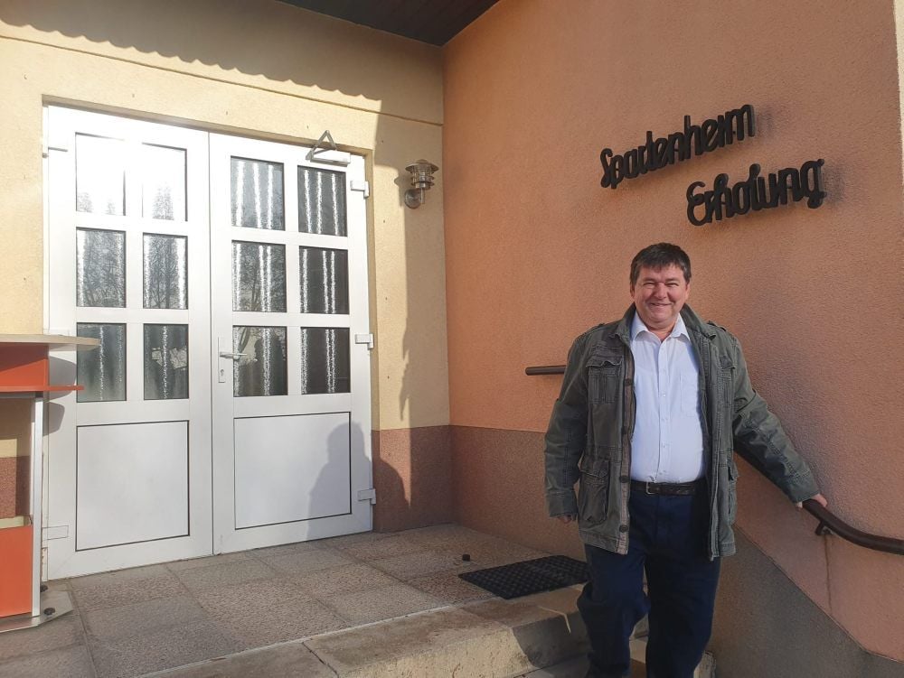 André Dietrich eröffnet die Gaststätte „Erholung“ in der gleichnamigen Gartenanlage.