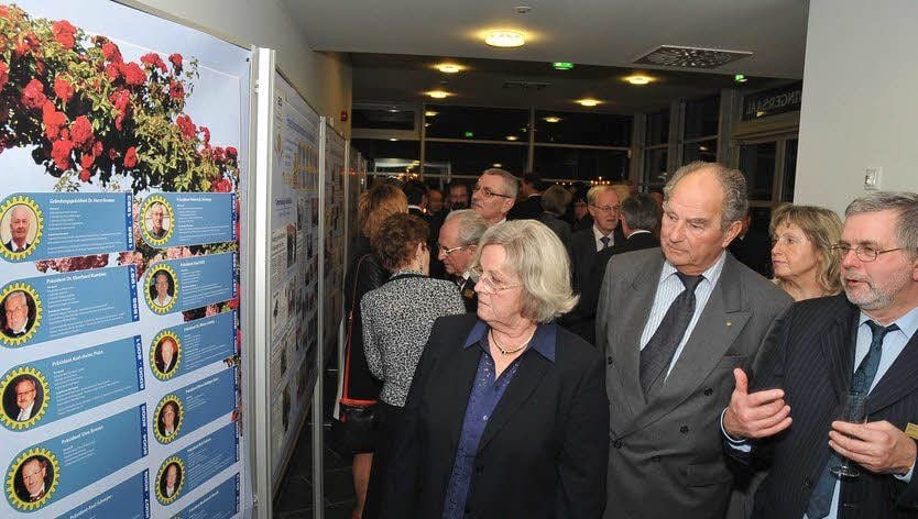 Die Rotarier und ihre Gäste konnten im Foyer des Ludowingersaales die 20 Jahre Revue passieren lassen.