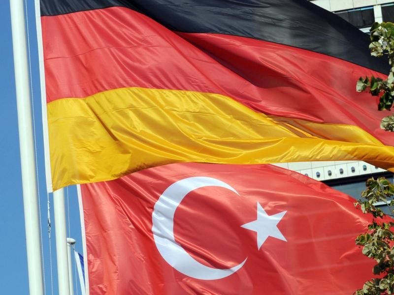 Eine deutsche und eine türkische Fahne wehen in Berlin. Foto: Jens Kalaene