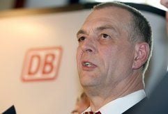 Der damalige Transnet-Gewerkschaftsvorsitzende Norbert Hansen steht während einer Pressekonferenz vor dem Logo der Deutschen Bahn. (Foto: dpa)