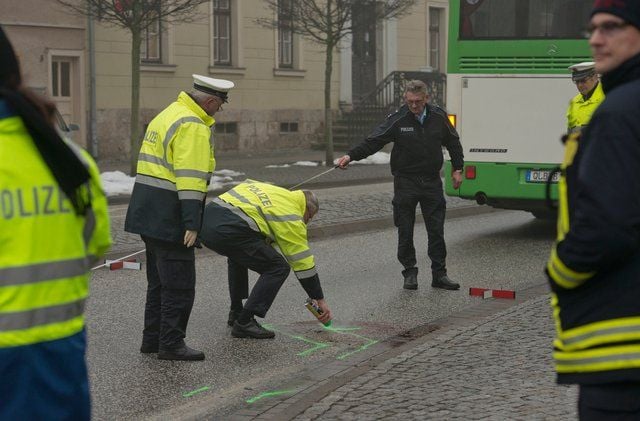 Bei einem Unfall mit einem Bus wurde am Freitagmorgen in Ballenstedt am Breitscheidplatz eine junge Frau lebensbedrohlich verletzt. Zahlreiche Einsatzkrfte von der Polizei und Feuerwehr sicherten den Unfallort ab.