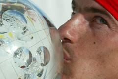 Langläufer Rene Sommerfeldt küsst seine Sieger-Trophäe. (Foto: dpa)