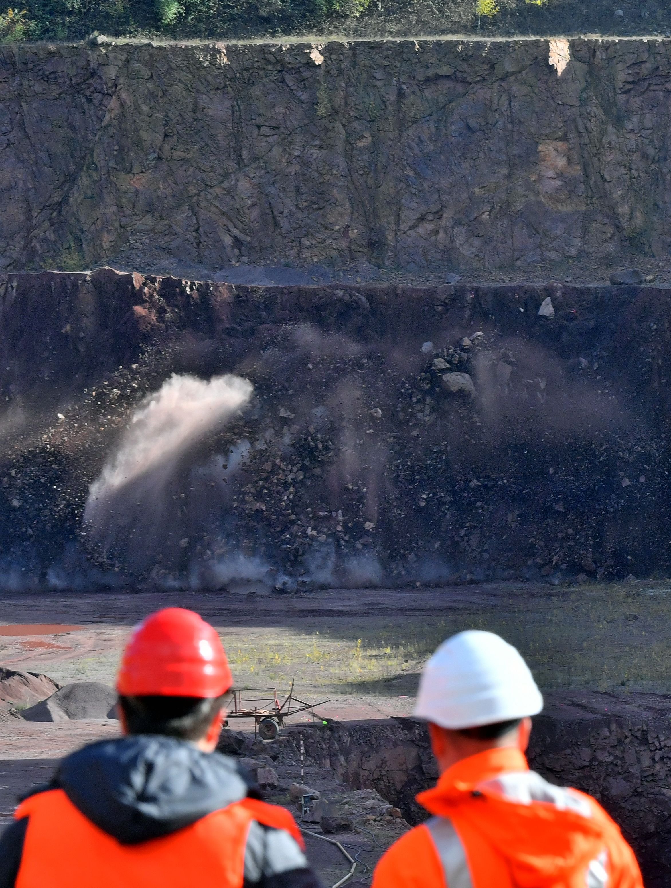 Sprengarbeiten laufen im Porphyr-Steinbruch der Mitteldeutschen Baustoffe GmbH in Petersberg bei Halle/Saale
