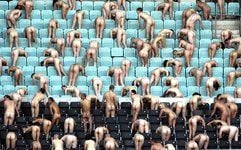 Bei strahlendem Sonnenschein haben sich am Sonntag imEndspielstadion der Fußball-EM in Wien tausende Menschen für dieKunst nackt ausgezogen. (Foto: dpa)