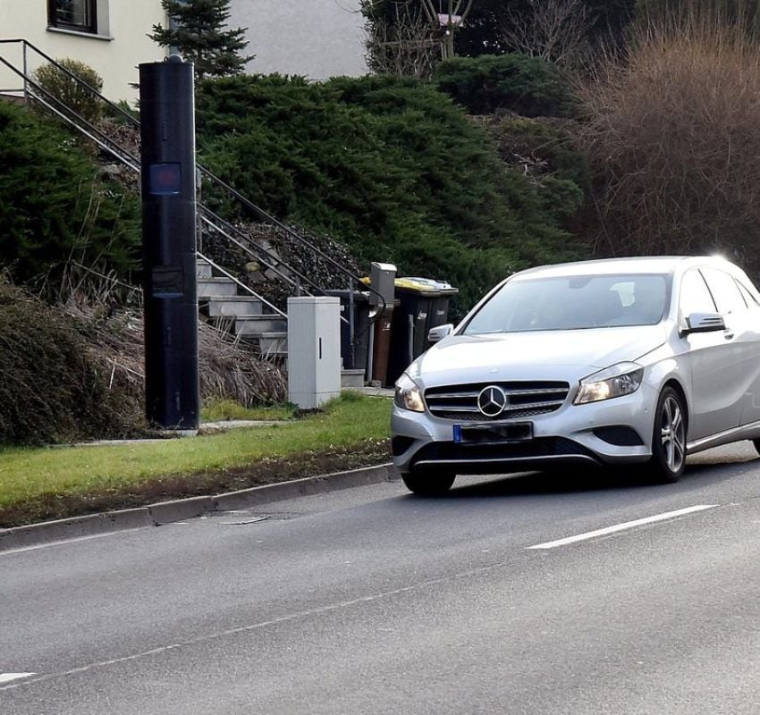 Seit April 2017 steht die Blitzersäule in Theißen. Seit Öffnung der Ortsumge-hung hat sie deutlich weniger Arbeit. Allerdings kann die Technik herausgenommen und mobil an anderen Stellen eingesetzt werden.