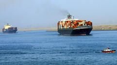 Zwei Containerschiffe verlassen den Suezkanal nahe der Stadt Suez in Ägypten. Der Suezkanal ist neben dem Tourismus die wichtigste Einnahmequelle des Landes. (Foto: dpa)