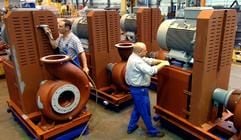 Zwei Mitarbeiter des Pumpenherstellers KSB AG montieren in der Werkhalle des Unternehmens in Halle (Saale) Abwasserasserpumpen für den Export (Foto: dpa)