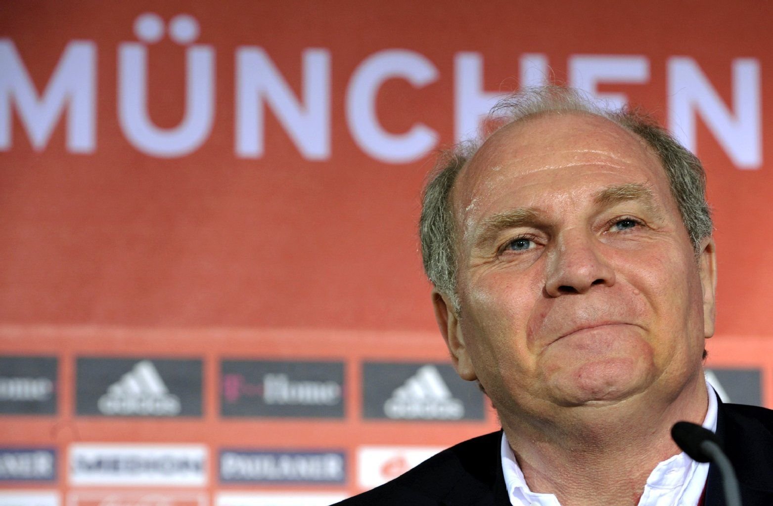 Der Manager Uli Hoeneß vom FC Bayern München darf trotz seines Steuerfalls sein Amt weiterführen.