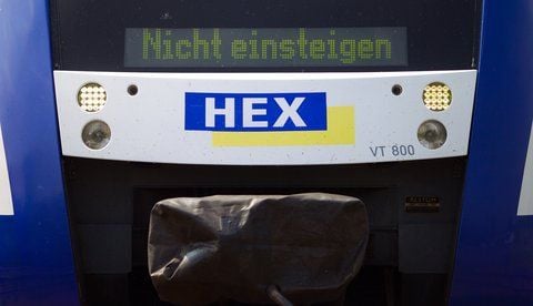Blick auf einen Triebwagen des Harz-Elbe-Express