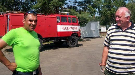Firmenchef Mochament Kamar (links) und Transportfahrer Joachim Schmager freuen sich, dass die neue Hammermühle nach zwei Tagen Anreise wohlbehalten in Holzdorf angekommen ist. Inzwischen ist sie installiert.