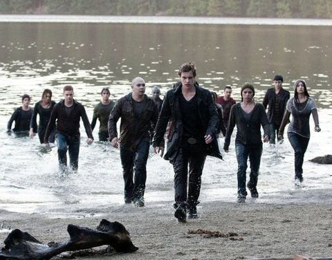Riley (Xavier Samuel, M.) führt Victorias Armee von neugeborenen Vampiren in einer Szene des Films «Eclipse - Biss zum Abendrot» an. Die dritte Folge der «Twilight»-Serie kommt jetzt in die Kinos. (FOTO: DPA)