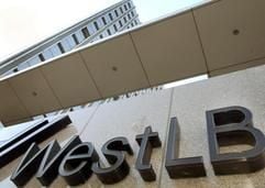 Die Zentrale der WestLB in Düsseldorf. Die Sonderstellung der deutschen Landesbanken in der Geldbranche - in Europa einzigartig - war der EU- Kommission zunehmend einem Dorn im Auge geworden. Die Hüter über den Wettbewerb wollten das deutsche Landesbankensystem in seinen Grundfesten knacken und für gleiche Wettbewerbsbedingungen in der Branche sorgen. (Foto: dpa)