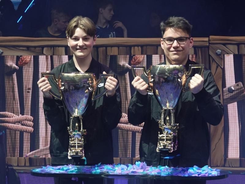 Nyrhox (l) hat im Sommer den Fortnite World Cup gewonnen. Nun wechselt er ins E-Sport-Team von Mesut Özil. Foto: Benedikt Wenck/dpa