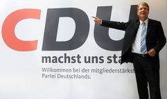 Der CDU-Generalsekretär Ronald Pofalla posiert im Konrad-Adenauer-Haus in Berlin vor einem Plakat, auf dem Neumitglieder der Partei willkommen geheissen werden. Die CDU hat erstmals bei der Gesamtzahl der Mitglieder die SPD überholt. (Foto: ddp)