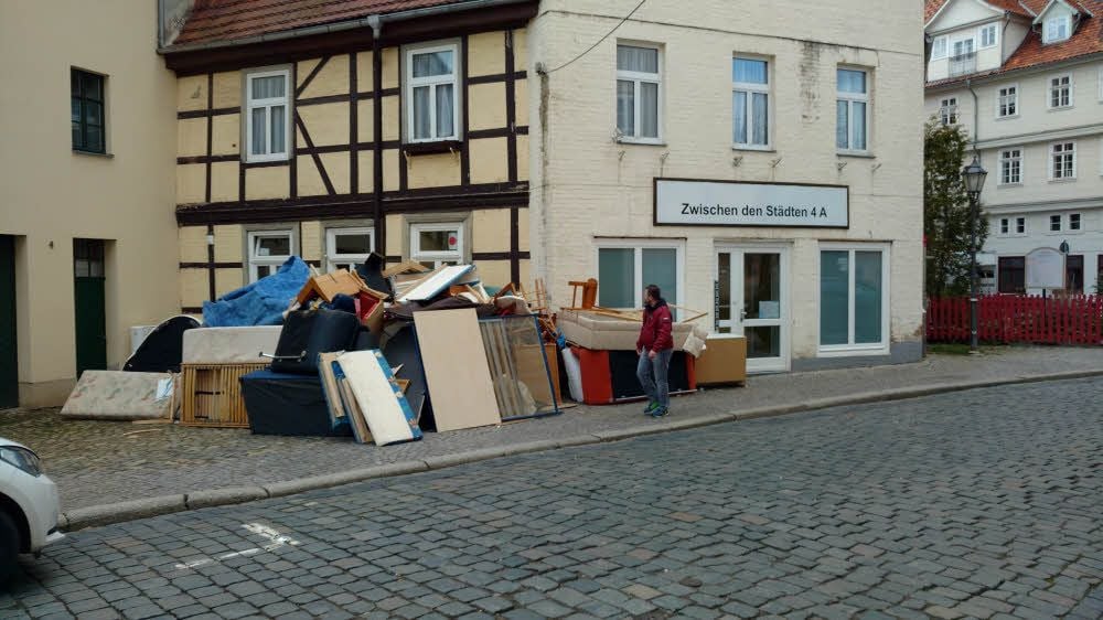 Der Sperrmüllberg an der Pension Zwischen den Städten 4a in Quedlinburg bringt am Montag manchen Passanten zum Staunen.