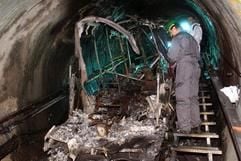 Bergungsarbeiter inspizieren die verbrannten Reste der Gletscherbahn im Tunnel am Kitzsteinhorn in Kaprun (Archivfoto vom 16.11.2000). (Foto: dpa)