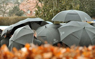 Mit großen Schirmen wird in Heiligenstadt der thüringische Ministerpräsident Dieter Althaus (CDU) bei der Beerdigung seines Vaters abgeschirmt. (FOTO: DPA)