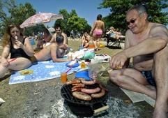Über dem Wohngebiet Kreuzberge wird es am Sonnabend qualmen, aber auch angenehm duften. Zumindest für den, der den Geruch gegrillter Würstchen mag. Sachsen-Anhalts größte Grillparty findet ab 14 Uhr auf dem Sportplatz von Blau-Weiß in der Kreuzbergstraße statt. (Foto: dpa)