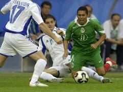 Der Grieche Angelos Charisteas foult Mexikos Ramon Morales (Foto: dpa)