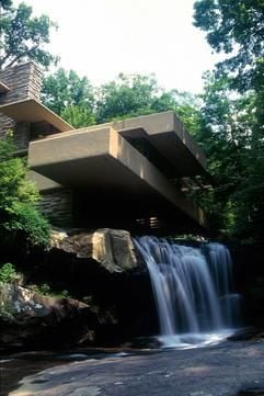 "Schwebender" Beton über dem Wasserfall - die Villa Fallingwater von Frank Lloyd Wright wurde 1991 zum Bauwerk mit der besten amerikanischer Architektur aller Zeiten gewählt. (Foto: dpa)