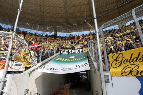 Eine Beschallungsanlage steht unter Dortmunds Fanblock. (FOTO: www.schwatzgelb.de)
