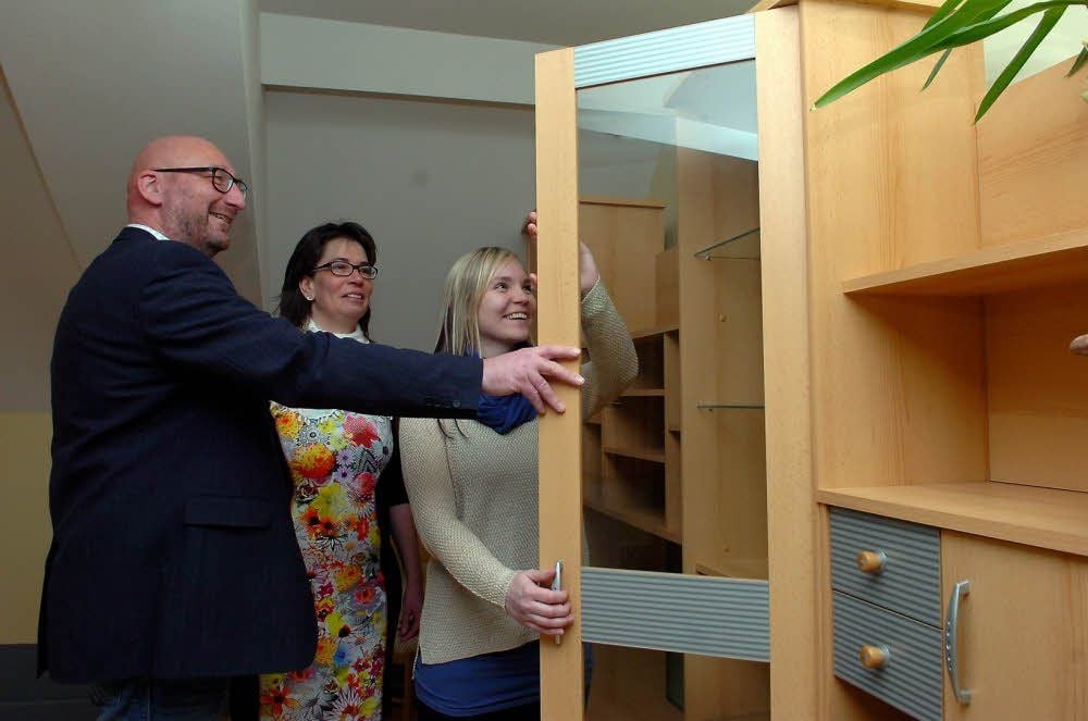 Geschäftsführer Gerhard Wilhelm, Gesellschafterin Claudia Höfler-Löff und Hausleiterin Janina Bergk von der AmbuLife gGmbH Naumburg begutachten die gespendeten Möbel im zeitzer Frauenhaus.
