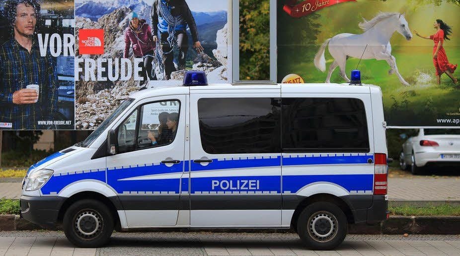 Ein Polizeiwagen bei dem Einsatz, den eine verbotene Facebook-Party in Magdeburg im vergangenen Jahr ausgelöst hat.