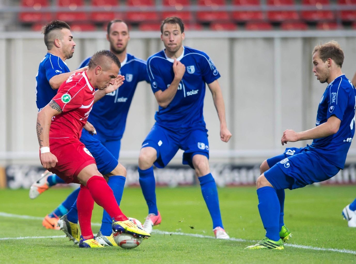 Szene aus dem Landespokal-Finale 2014 zwischen dem Halleschen FC und dem 1. FC Magdeburg.