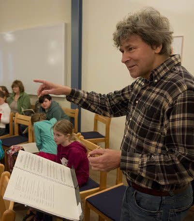 Tobias Eger weist die Kinder ein.