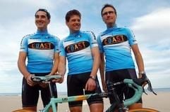 Angel Luis Casero (v.l.), Jan Ullrich und Alex Zülle vom Profiteam Coast stehen im Januar im spanischen Gandia während eines Fototermins nebeneinander. (Foto: dpa)