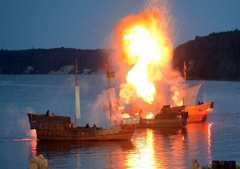 Eine Explosion auf einem Segelschiff erhellt die Seeräuber-Koggen am Jasmunder Bodden bei der Eröffnung der Störtebeker-Festspiele in Ralswiek auf der Insel Rügen am 23.06.2012. (FOTO: DPA)