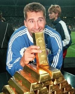 Diskuswerfer Lars Riedel küsst einen Goldbarren aus dem Golden-Four-Jackpot am 30.08.1996 im Berliner Olympia-Stadion, nachdem der Chemnitzer mit vier anderen Sportlern den Jackpot der Meetings von Oslo, Zürich, Brüssel und dem Berliner ISTAF geknackt hatte (Foto: Archiv).